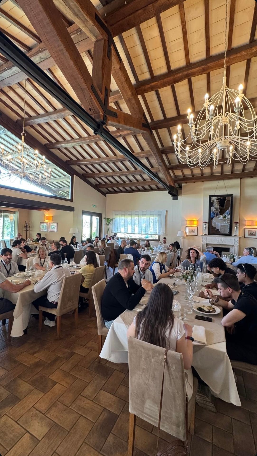 Pranzo nella sala con travi a vista